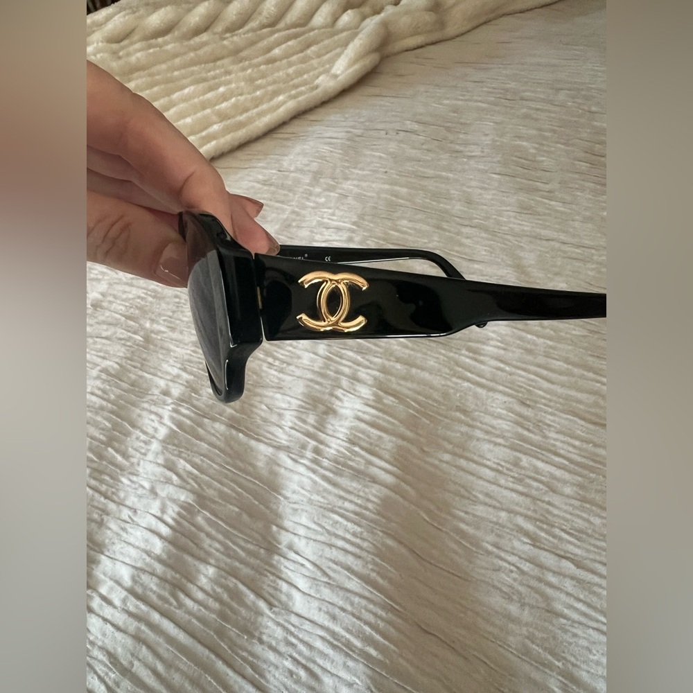 Chanel sunglasses/ does NOT come with case - Picture 6 of 7